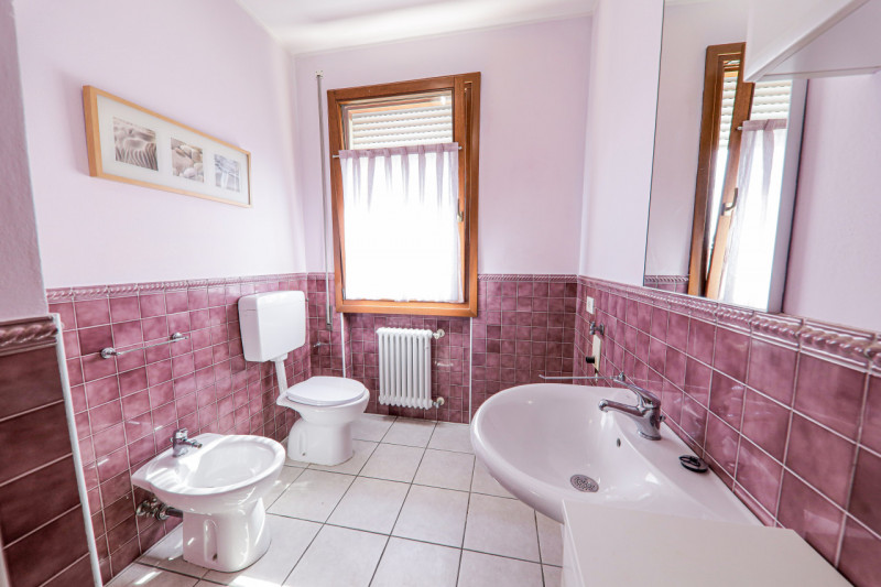 COMPOSIZIONE:
Proponiamo appartamento con ingresso indipendente e ambienti ben organizzati. All’i...