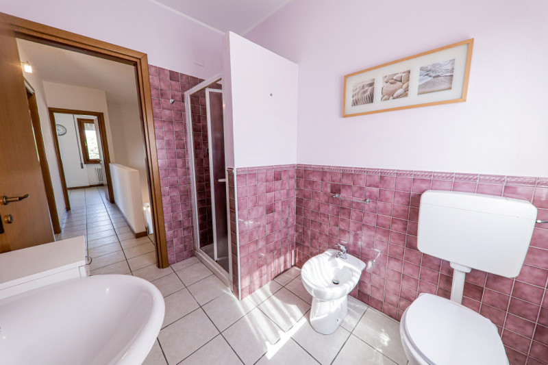 COMPOSIZIONE:
Proponiamo appartamento con ingresso indipendente e ambienti ben organizzati. All’i...