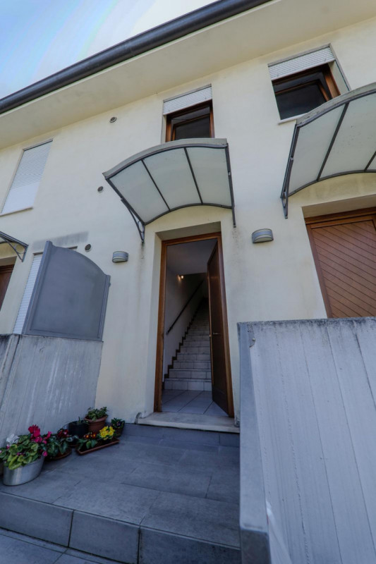 COMPOSIZIONE:
Proponiamo appartamento con ingresso indipendente e ambienti ben organizzati. All’i...