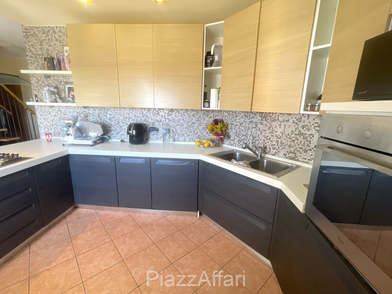 In centro paese, appartamento ubicato al secondo piano in piccola palazzina con ascensore.
Quest'...