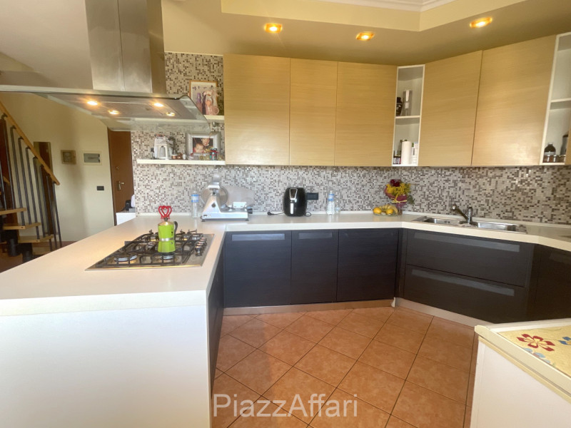 In centro paese, appartamento ubicato al secondo piano in piccola palazzina con ascensore.
Quest'...