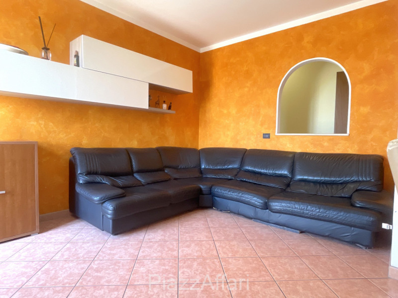 In centro paese, appartamento ubicato al secondo piano in piccola palazzina con ascensore.
Quest'...