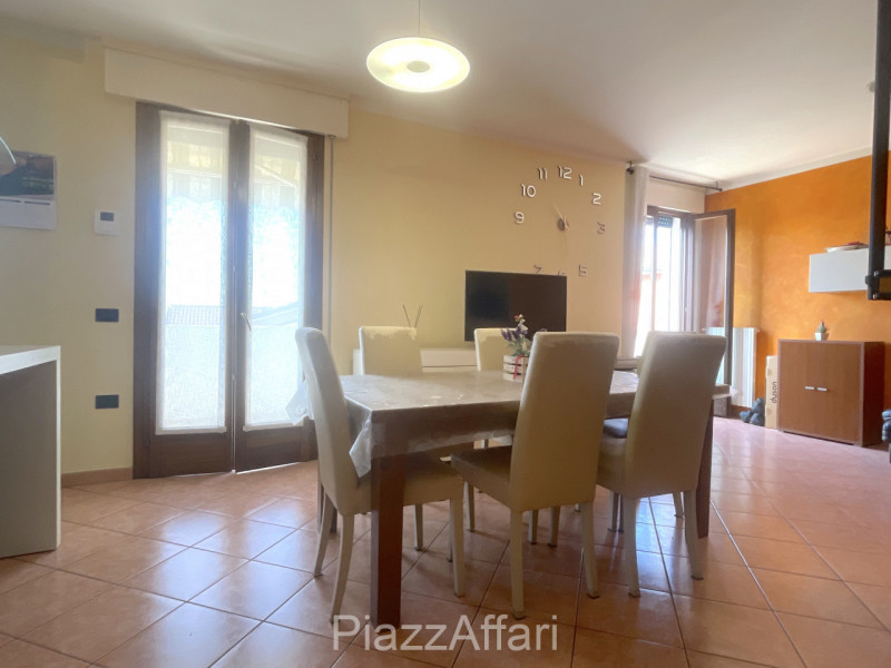 In centro paese, appartamento ubicato al secondo piano in piccola palazzina con ascensore.
Quest'...