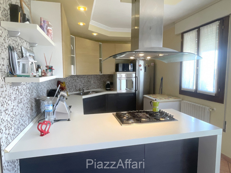 In centro paese, appartamento ubicato al secondo piano in piccola palazzina con ascensore.
Quest'...