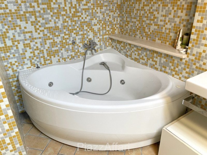 In centro paese, appartamento ubicato al secondo piano in piccola palazzina con ascensore.
Quest'...