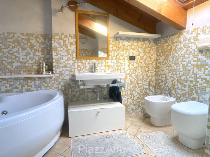 In centro paese, appartamento ubicato al secondo piano in piccola palazzina con ascensore.
Quest'...