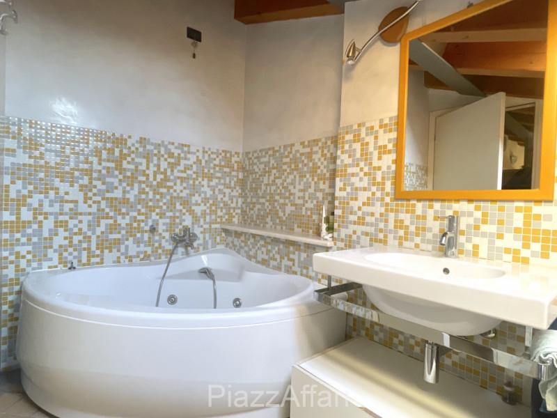 In centro paese, appartamento ubicato al secondo piano in piccola palazzina con ascensore.
Quest'...