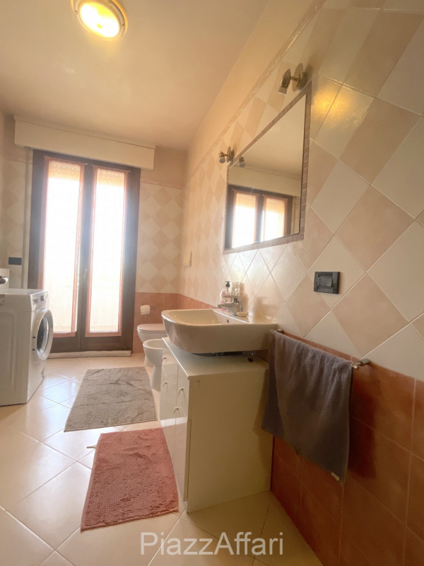 In centro paese, appartamento ubicato al secondo piano in piccola palazzina con ascensore.
Quest'...