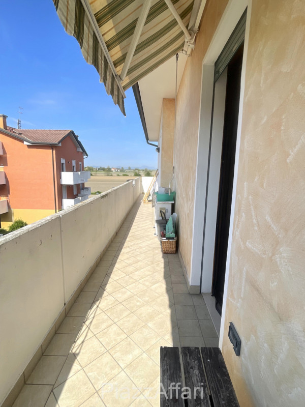 In centro paese, appartamento ubicato al secondo piano in piccola palazzina con ascensore.
Quest'...