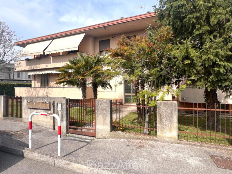 Proponiamo in vendita spazioso appartamento al piano rialzato composto di ingresso, cucina separa...