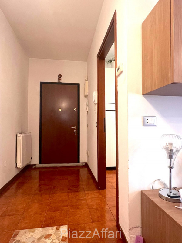 Proponiamo in vendita spazioso appartamento al piano rialzato composto di ingresso, cucina separa...