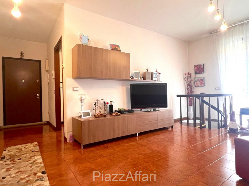 Proponiamo in vendita spazioso appartamento al piano rialzato composto di ingresso, cucina separa...