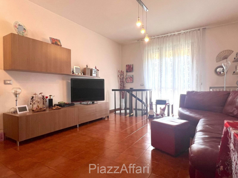 Proponiamo in vendita spazioso appartamento al piano rialzato composto di ingresso, cucina separa...