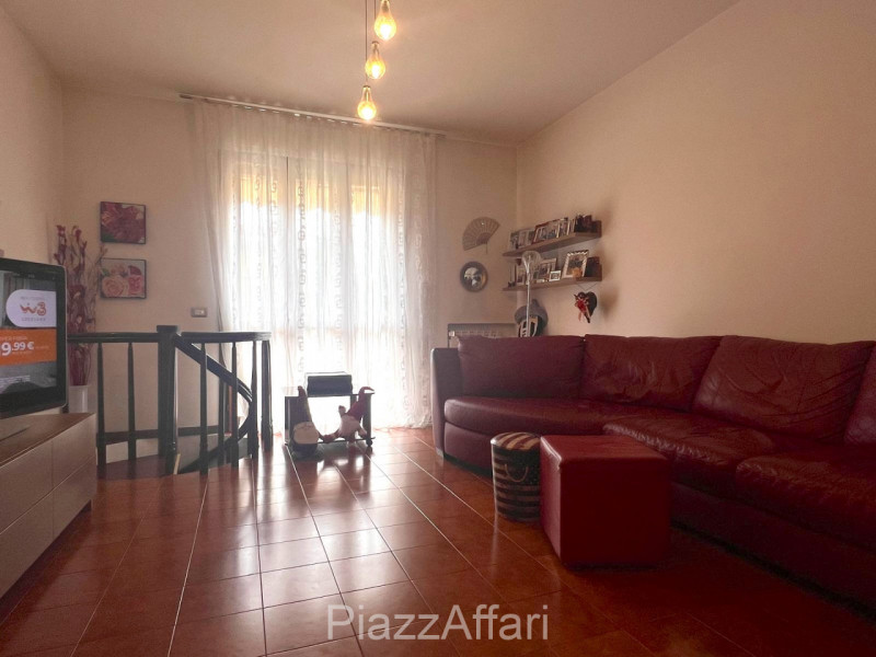 Proponiamo in vendita spazioso appartamento al piano rialzato composto di ingresso, cucina separa...