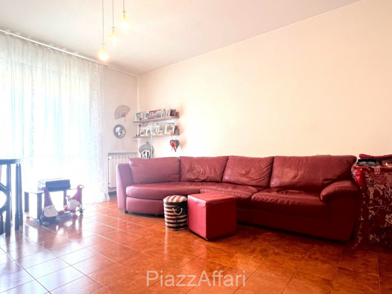 Proponiamo in vendita spazioso appartamento al piano rialzato composto di ingresso, cucina separa...