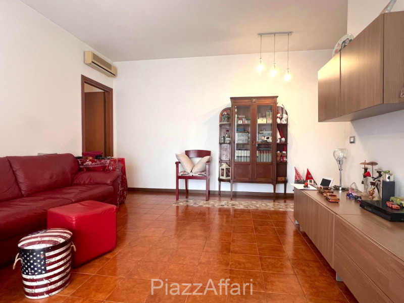 Proponiamo in vendita spazioso appartamento al piano rialzato composto di ingresso, cucina separa...