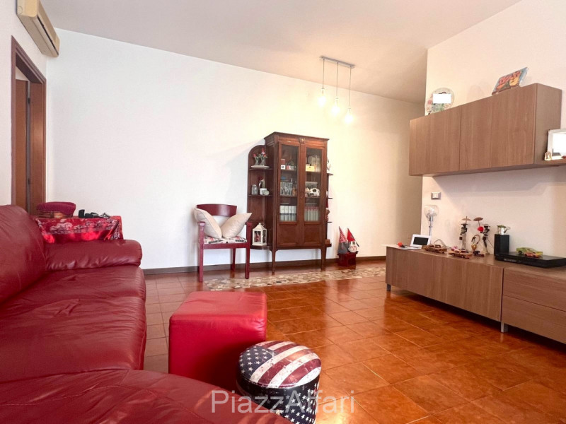 Proponiamo in vendita spazioso appartamento al piano rialzato composto di ingresso, cucina separa...