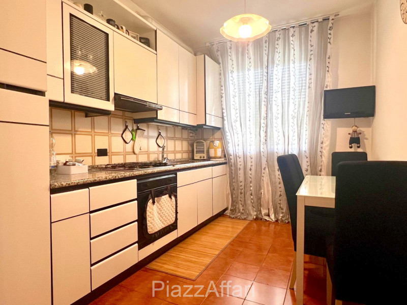 Proponiamo in vendita spazioso appartamento al piano rialzato composto di ingresso, cucina separa...