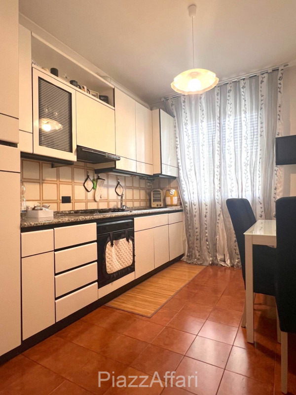 Proponiamo in vendita spazioso appartamento al piano rialzato composto di ingresso, cucina separa...