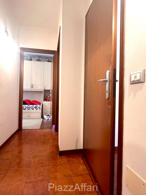 Proponiamo in vendita spazioso appartamento al piano rialzato composto di ingresso, cucina separa...