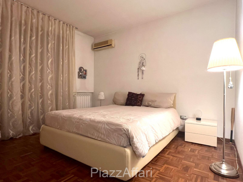 Proponiamo in vendita spazioso appartamento al piano rialzato composto di ingresso, cucina separa...