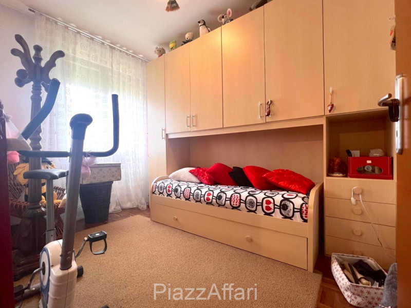 Proponiamo in vendita spazioso appartamento al piano rialzato composto di ingresso, cucina separa...