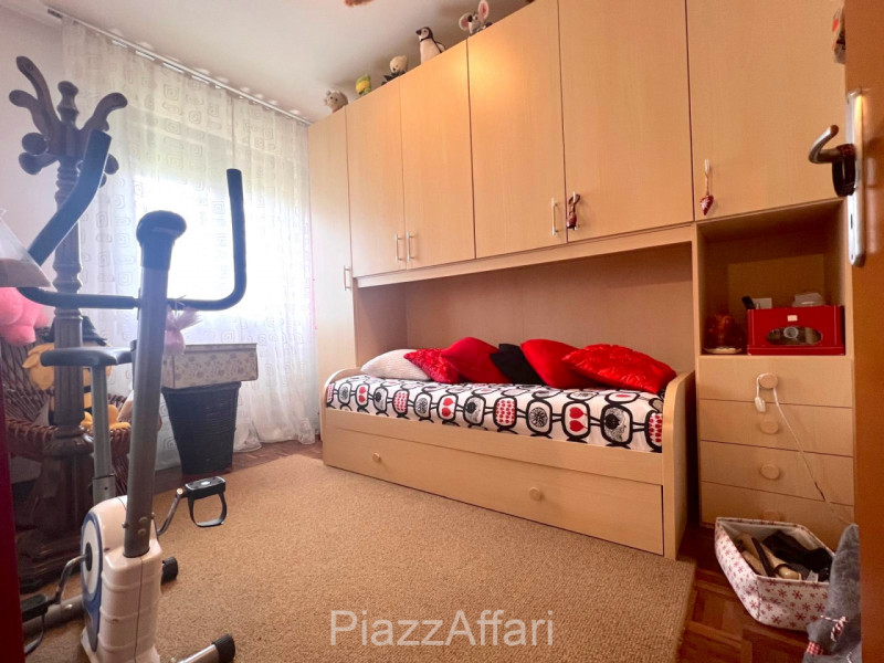 Proponiamo in vendita spazioso appartamento al piano rialzato composto di ingresso, cucina separa...