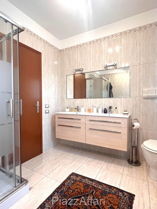 Proponiamo in vendita spazioso appartamento al piano rialzato composto di ingresso, cucina separa...