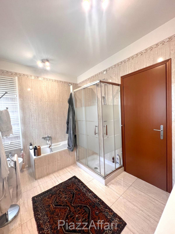 Proponiamo in vendita spazioso appartamento al piano rialzato composto di ingresso, cucina separa...