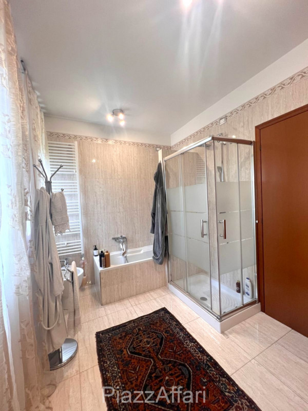 Proponiamo in vendita spazioso appartamento al piano rialzato composto di ingresso, cucina separa...