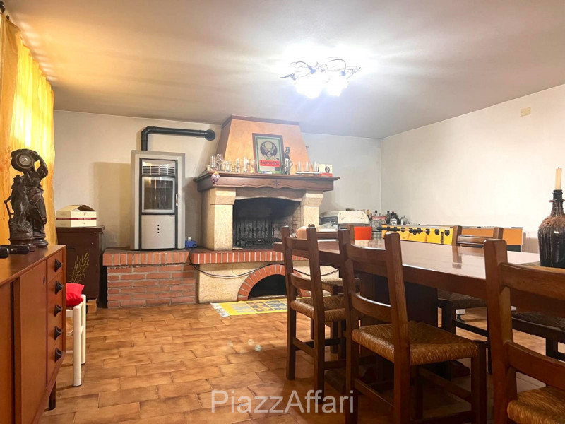 Proponiamo in vendita spazioso appartamento al piano rialzato composto di ingresso, cucina separa...