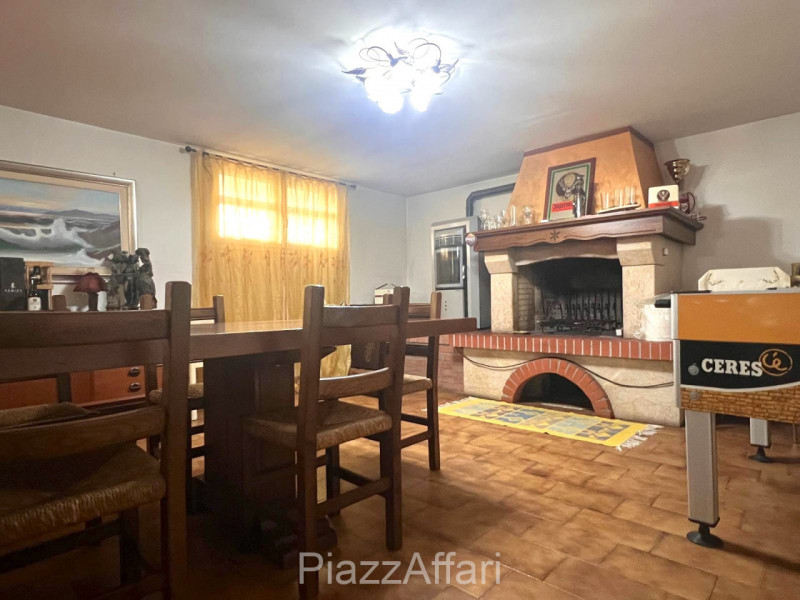 Proponiamo in vendita spazioso appartamento al piano rialzato composto di ingresso, cucina separa...