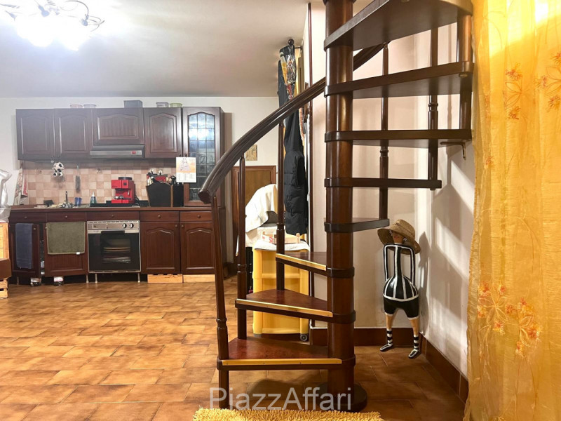 Proponiamo in vendita spazioso appartamento al piano rialzato composto di ingresso, cucina separa...