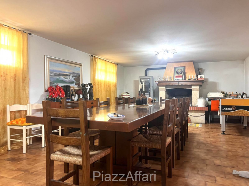 Proponiamo in vendita spazioso appartamento al piano rialzato composto di ingresso, cucina separa...