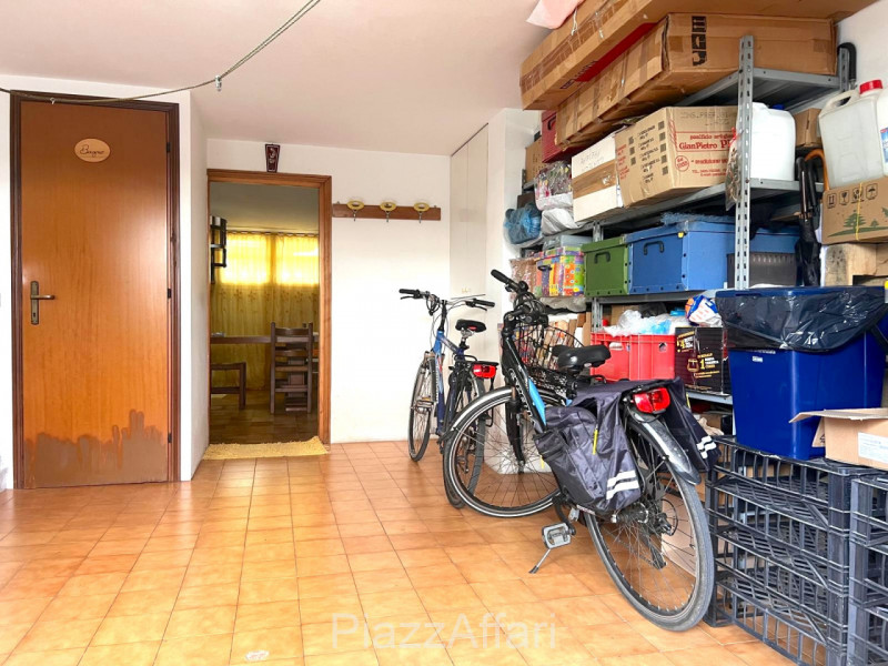 Proponiamo in vendita spazioso appartamento al piano rialzato composto di ingresso, cucina separa...