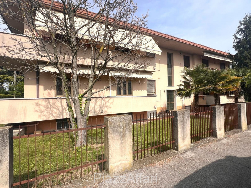 Proponiamo in vendita spazioso appartamento al piano rialzato composto di ingresso, cucina separa...