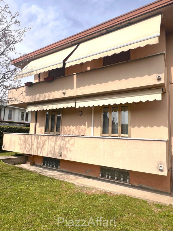 Proponiamo in vendita spazioso appartamento al piano rialzato composto di ingresso, cucina separa...