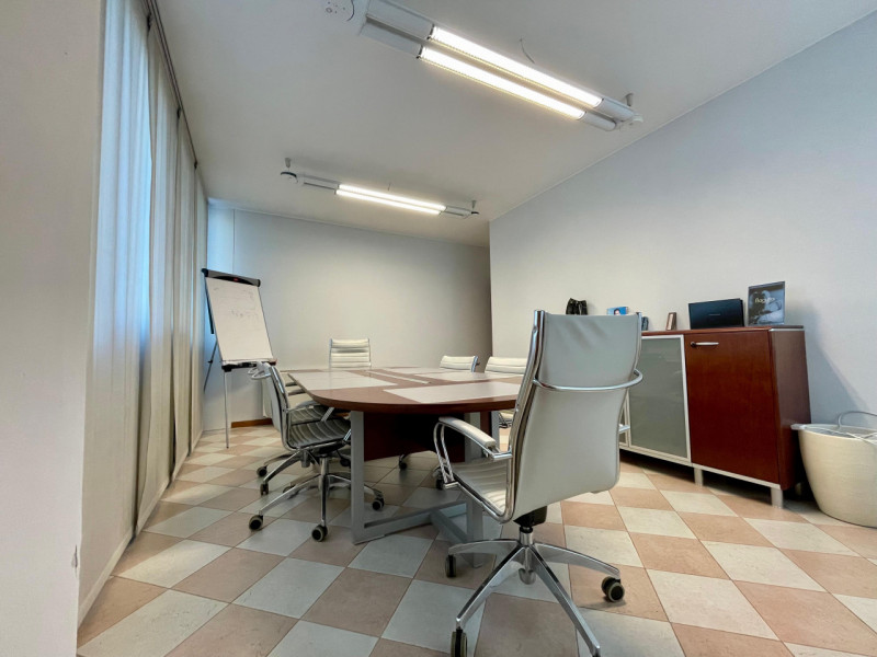 Spazioso ufficio di 95 mq completamente arredato, rappresenta la soluzione ideale per professioni...