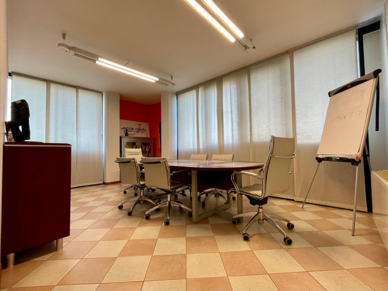 Spazioso ufficio di 95 mq completamente arredato, rappresenta la soluzione ideale per professioni...
