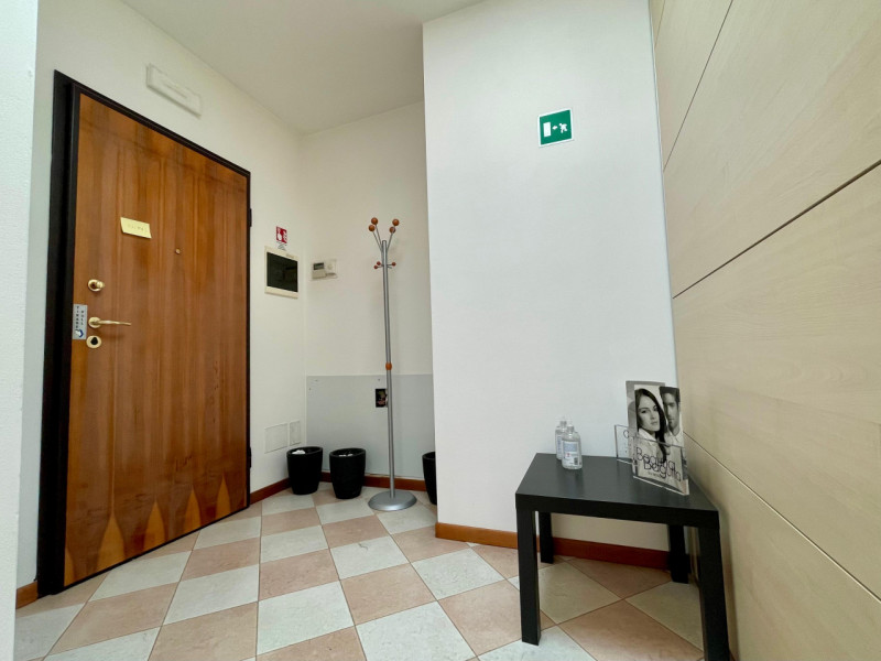 Spazioso ufficio di 95 mq completamente arredato, rappresenta la soluzione ideale per professioni...