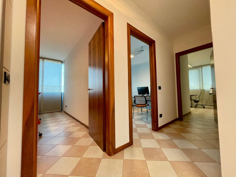 Spazioso ufficio di 95 mq completamente arredato, rappresenta la soluzione ideale per professioni...