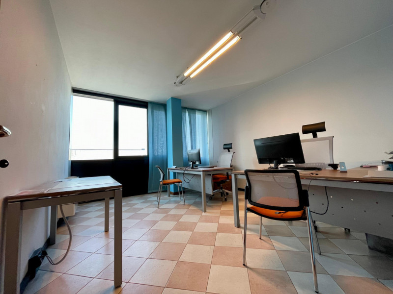Spazioso ufficio di 95 mq completamente arredato, rappresenta la soluzione ideale per professioni...