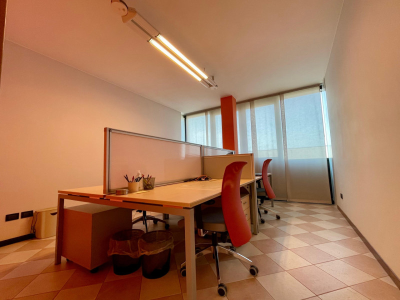 Spazioso ufficio di 95 mq completamente arredato, rappresenta la soluzione ideale per professioni...