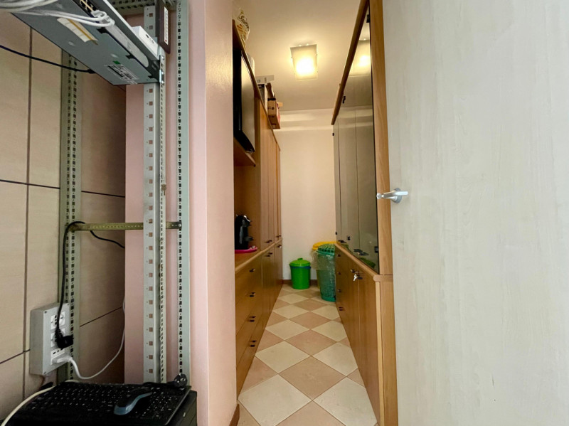 Spazioso ufficio di 95 mq completamente arredato, rappresenta la soluzione ideale per professioni...
