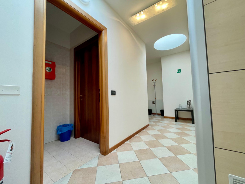 Spazioso ufficio di 95 mq completamente arredato, rappresenta la soluzione ideale per professioni...