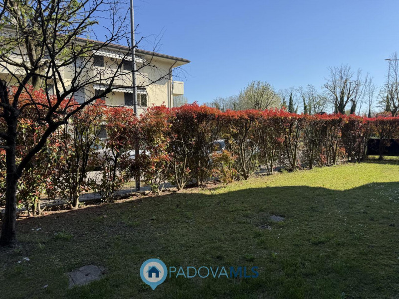 CON GIARDINO PRIVATO. Scopri questo incantevole appartamento trilocale situato nel cuore di Vigod...