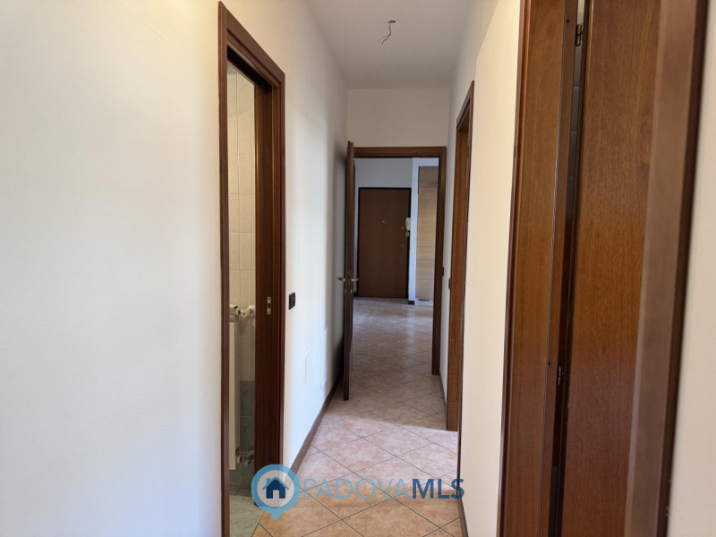 CON GIARDINO PRIVATO. Scopri questo incantevole appartamento trilocale situato nel cuore di Vigod...