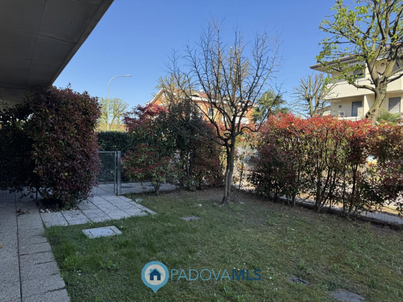 CON GIARDINO PRIVATO. Scopri questo incantevole appartamento trilocale situato nel cuore di Vigod...