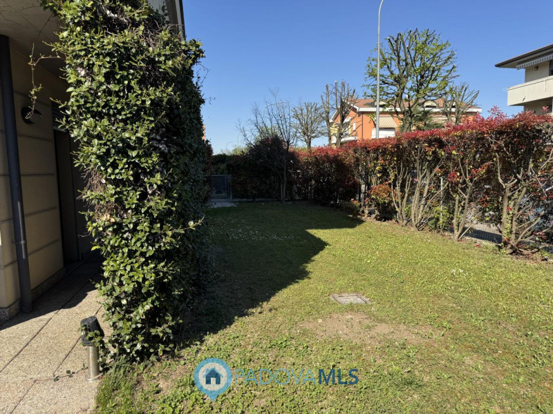 CON GIARDINO PRIVATO. Scopri questo incantevole appartamento trilocale situato nel cuore di Vigod...