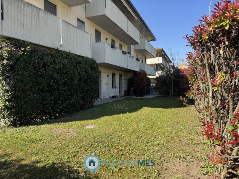 CON GIARDINO PRIVATO. Scopri questo incantevole appartamento trilocale situato nel cuore di Vigod...